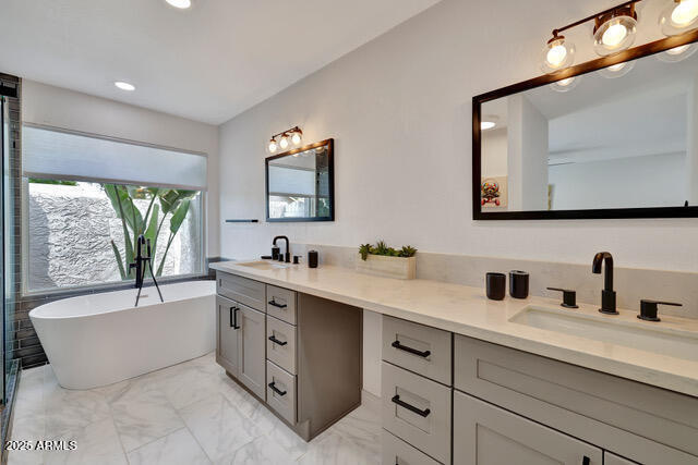 Building Photo - 6216 E Greenway Ln