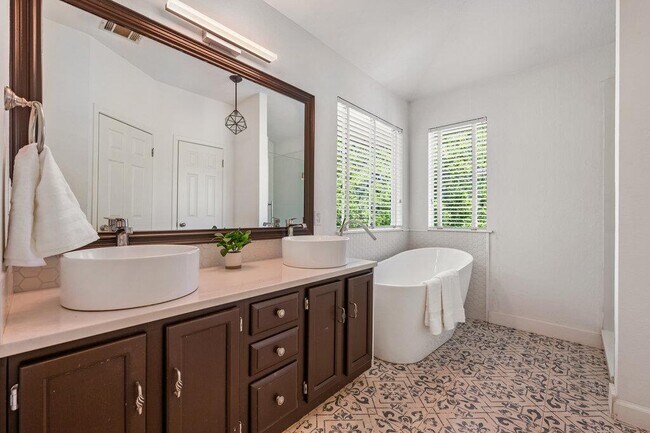 Building Photo - 13400 Rossello Dr