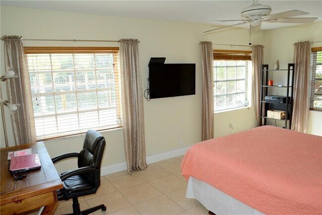 Building Photo - 6499 Bay Club Dr