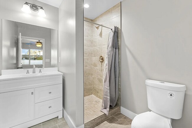 Building Photo - Bathrooms on bathrooms!