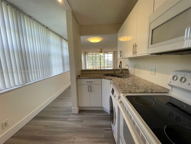 Building Photo - 9471 Evergreen Pl