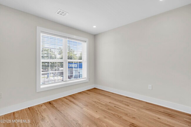 Building Photo - 604 Ocean Rd