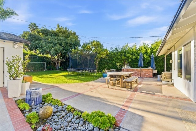 Building Photo - 285 Sierks St