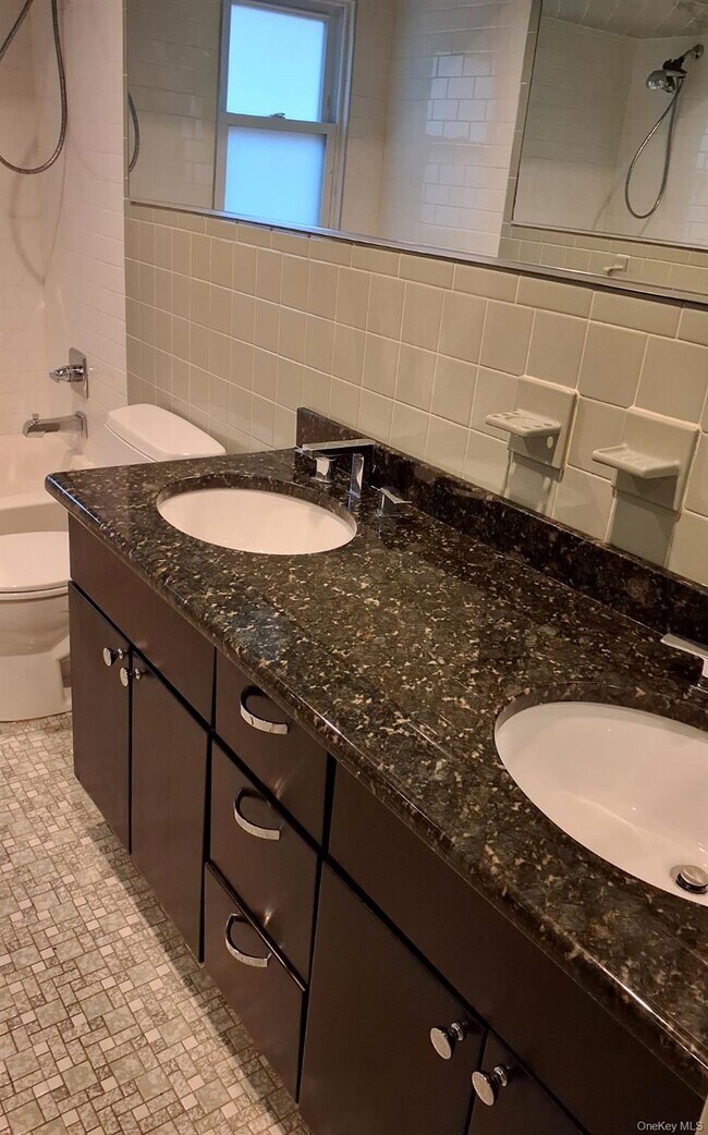 Building Photo - 5 Suzie Dr