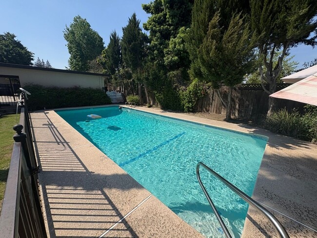 Building Photo - 4144