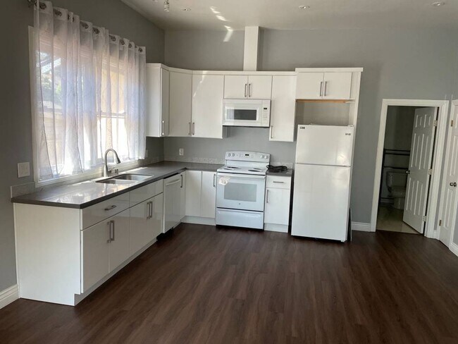Building Photo - Historic St Rose District Duplex!