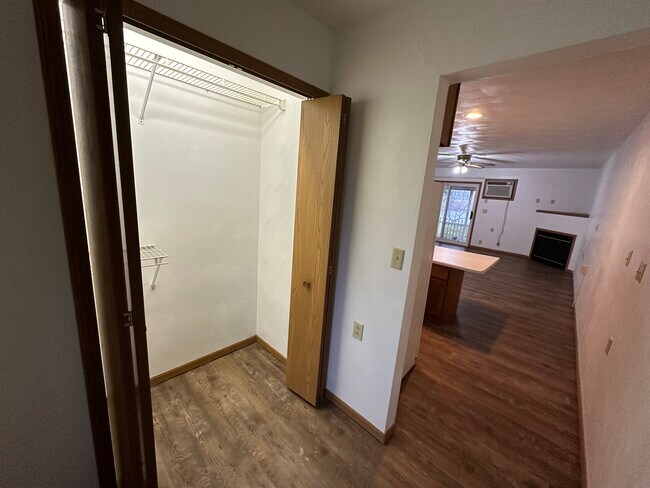 Building Photo - 1072 Lakeshore Dr