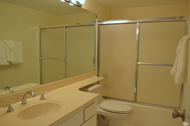 Building Photo - 2701 E Mesquite Ave