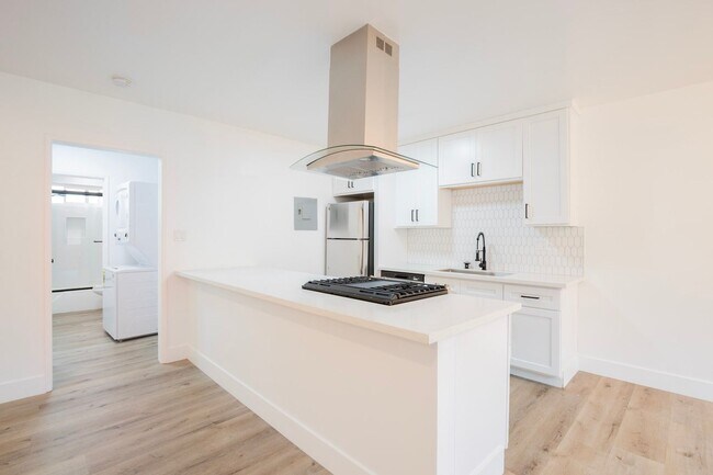 Building Photo - Recently Renovated 1 Bed / 1 Bath Apartmen...