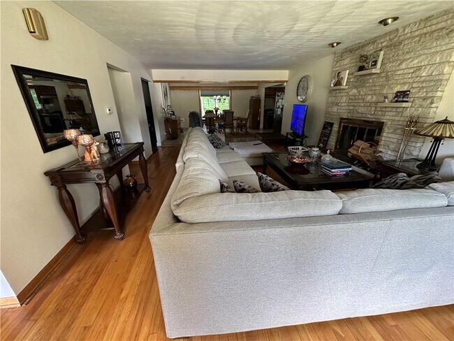 Building Photo - 6840 Haskell Dr