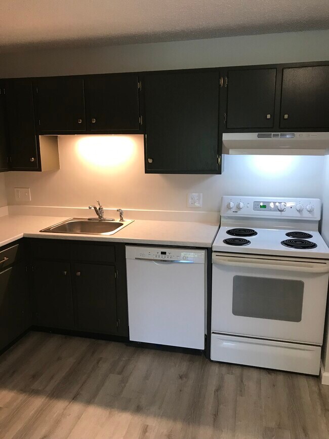 Kitchen - 15 Northbrook Dr