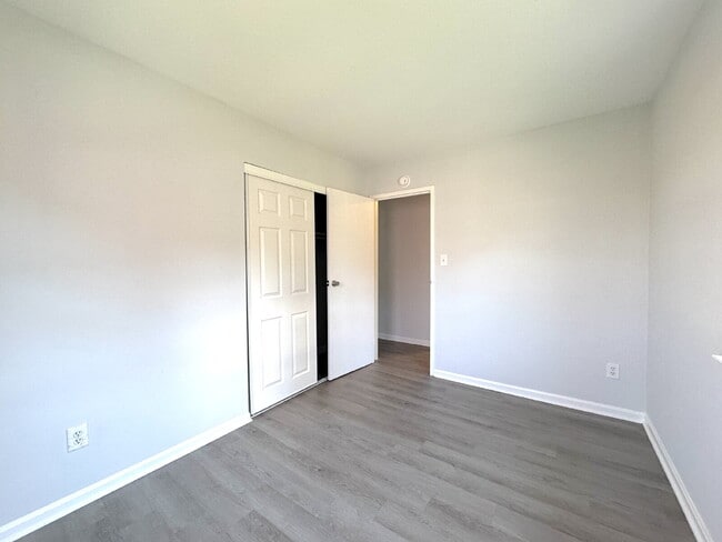 Building Photo - Charming Townhome with Modern Touches & Commuter Convenience!