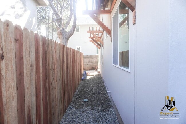 Building Photo - 125 B St