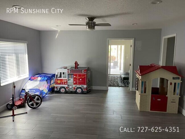 Building Photo - 3033 Pineview Dr