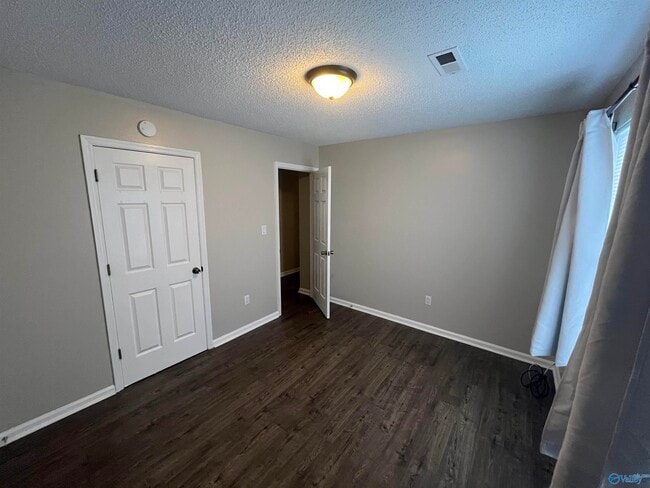 Building Photo - 121 Bramblebush Dr