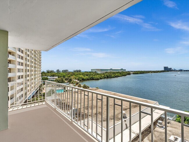 Building Photo - 500 Bayview Dr