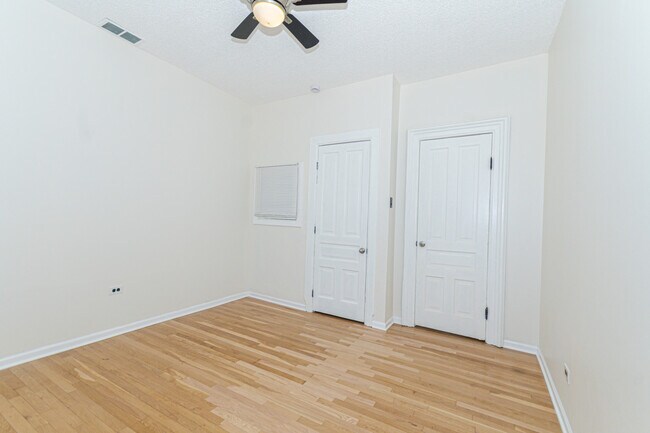 Building Photo - 1024 N Western Ave