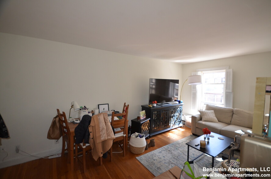 Building Photo - 517 Beacon St
