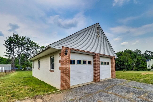 Building Photo - 5 Bed / 3 Bath / deep lot/ 2 driveways and...