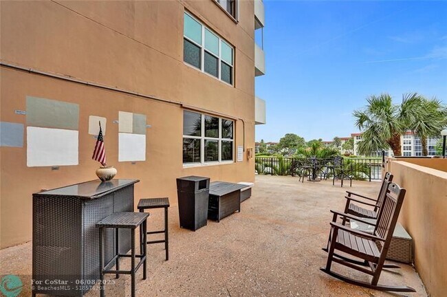 Building Photo - 1150 Hillsboro Mile