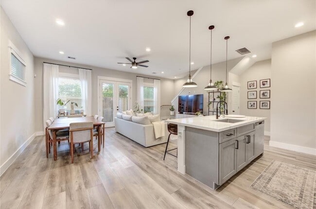 Building Photo - 704 Pinemont Cyn Ln