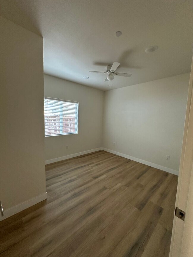 Building Photo - 165 W 75th St