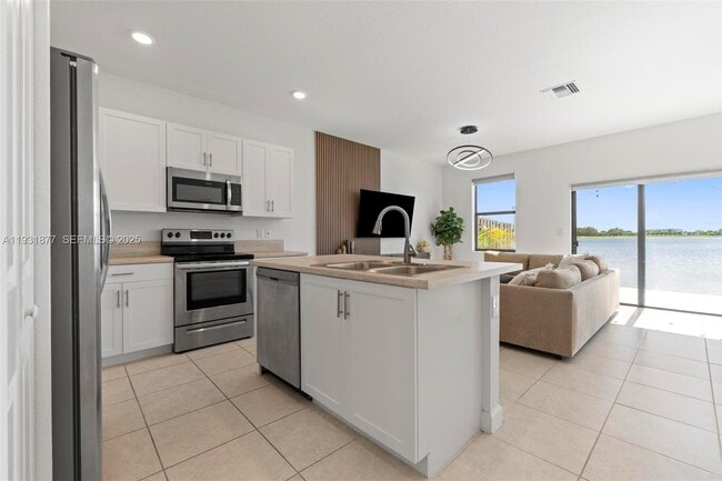 Building Photo - 20544 NE 5th Pl