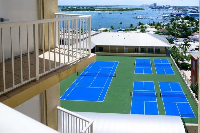 Building Photo - 2650 Lake Shore Dr