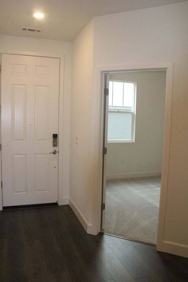 Building Photo - ***PENDING*** 4 Bedroom / 3 Bath House with Solar in San Marco Community-Close to Bart!
