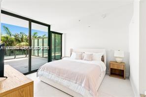 Building Photo - 9901 W Bay Harbor Dr