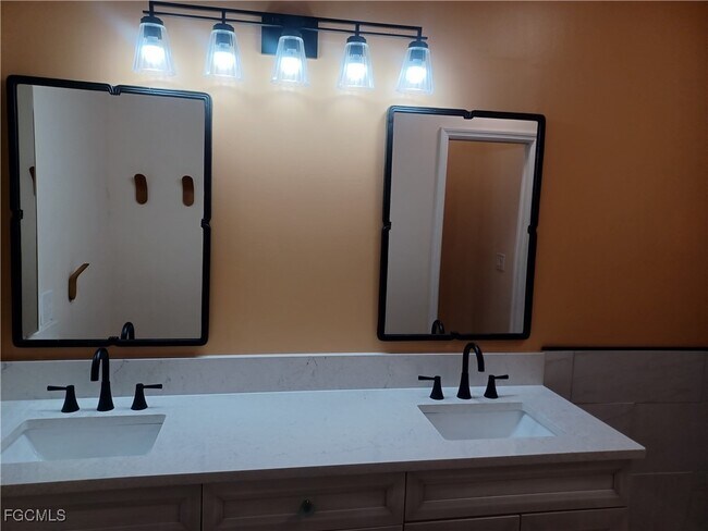 Building Photo - 5515 SW 12th Ave