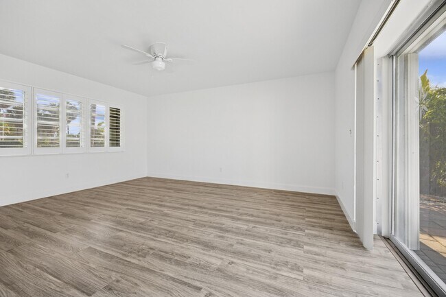 Building Photo - 2433 NE 24th St