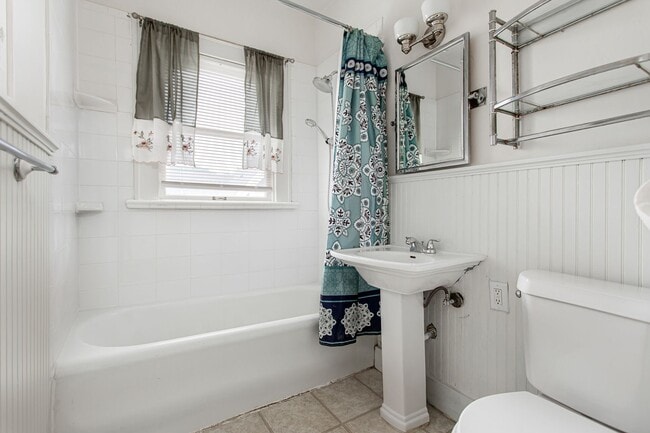 Building Photo - 1 Bedroom, 1 Bath Apartment - East Dallas
