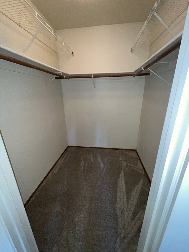 Building Photo - 4BR | 2BA | 1800SF | 2 Car Garage | Availa...