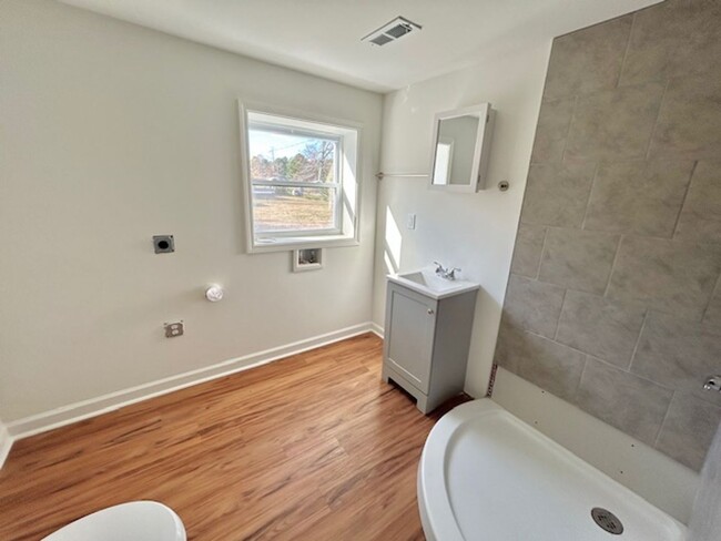Building Photo - CHARMING 3 BEDROOM HOME - NEWLY RENOVATED!