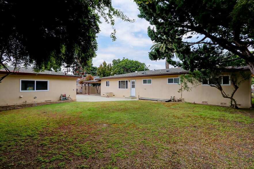 Building Photo - 2407 Mackay Ln