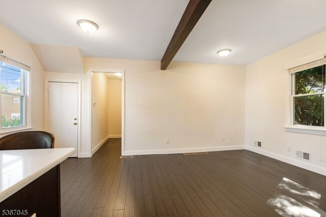 Building Photo - 128 E Grove St
