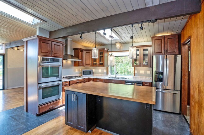Building Photo - 3-Bed Waterfront Home in Vaughn