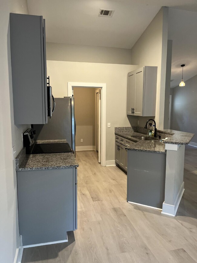 Building Photo - **Coming Soon** Stunning 3 bed, 2 bath in ...