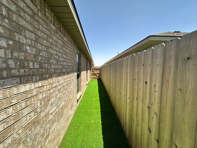 Building Photo - Indulge in Luxury: Upscale 3-Bedroom Duplex for Rent in Coveted Harvest Neighborhood