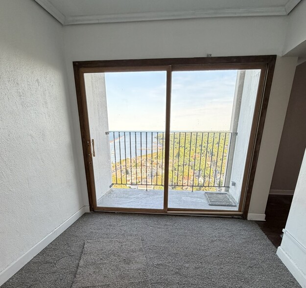 Building Photo - 2525 S Shore Dr