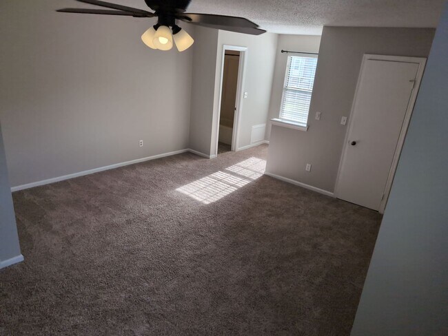 Building Photo - 725 Oleander Cir