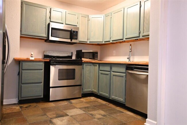 Building Photo - 8423 Hearth Dr