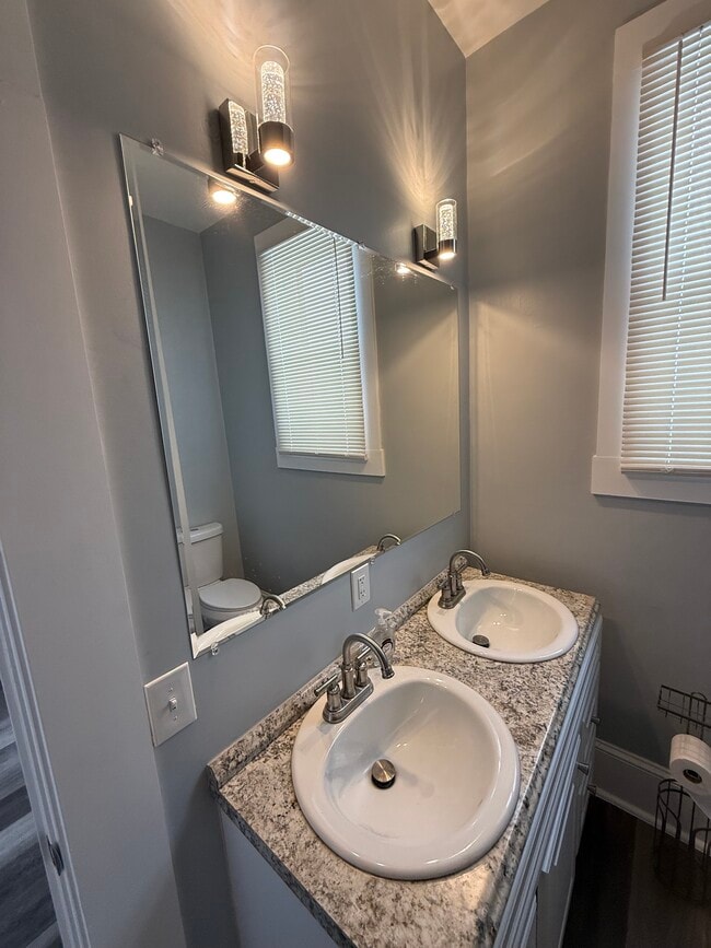 Building Photo - 947 York St