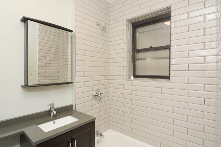 Building Photo - 4422 N Wolcott Ave