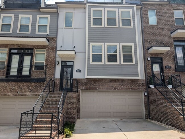 Primary Photo - Georgeous townhome located in the Central ...