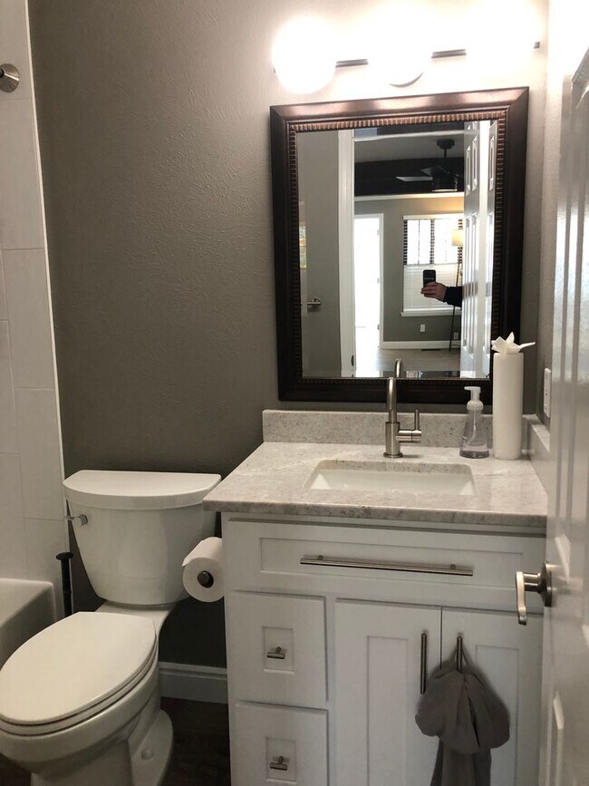 Building Photo - Luxury 2 Bed 1 Bath Condo w/ ATTACHED GARAGE