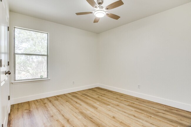 Building Photo - 639 Manchester Dr