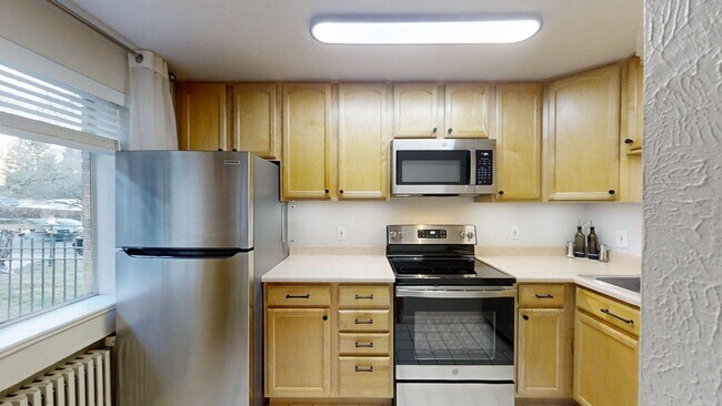 Building Photo - 1190 Clermont St