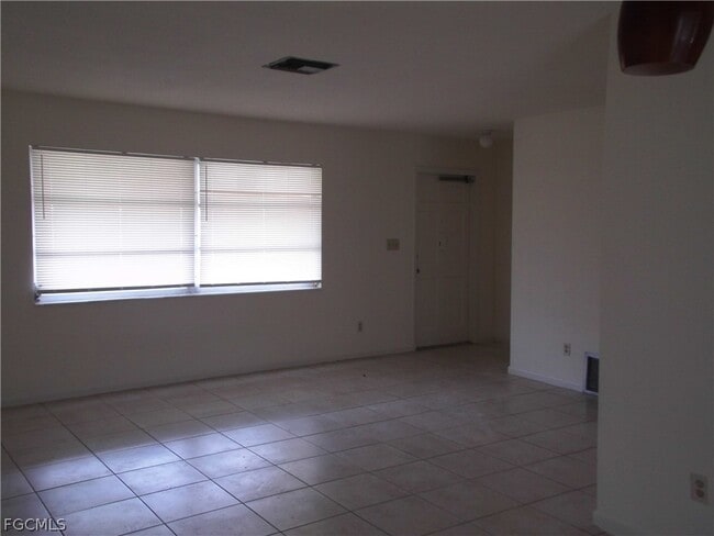 Building Photo - 242 S Lake Dr